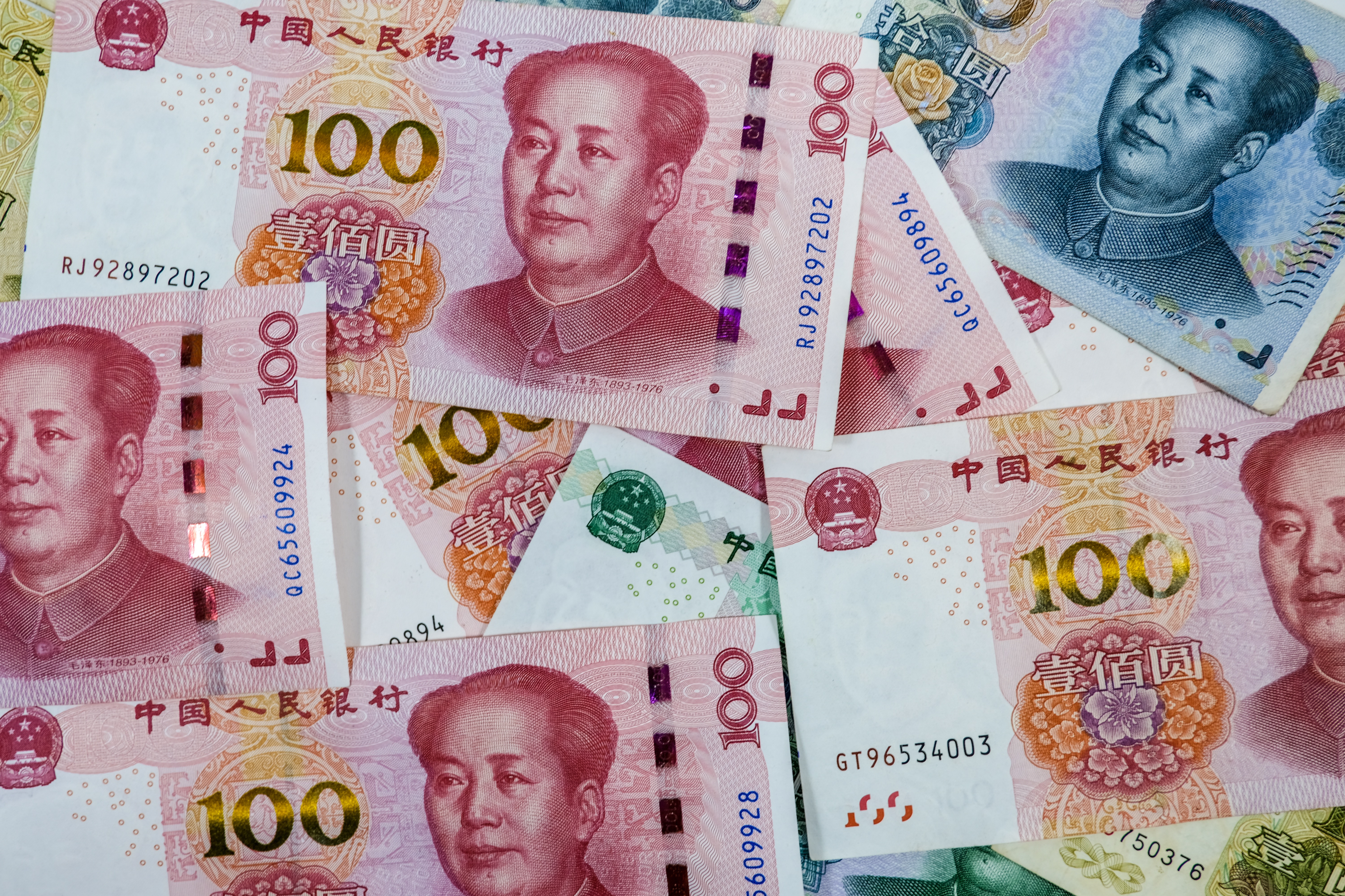 Representação da emissão de panda bonds pelo Brasil — dívida soberana em yuan — e os riscos de dependência financeira da China